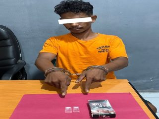 📸 Tersangka MS dan barang bukti sabu yang disembunyikan dalam kotak rokok diamankan polisi