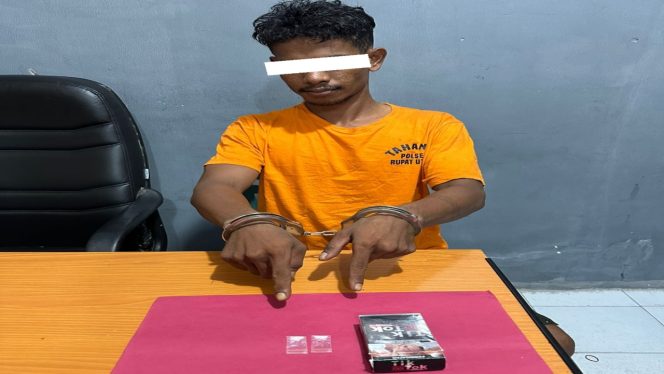 
 📸 Tersangka MS dan barang bukti sabu yang disembunyikan dalam kotak rokok diamankan polisi
