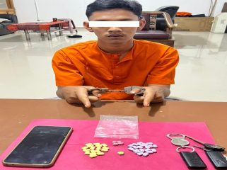 📸 Tersangka AA beserta barang bukti 42 pil ekstasi dan sejumlah barang lainnya.