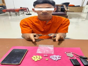 📸 Tersangka AA beserta barang bukti 42 pil ekstasi dan sejumlah barang lainnya.