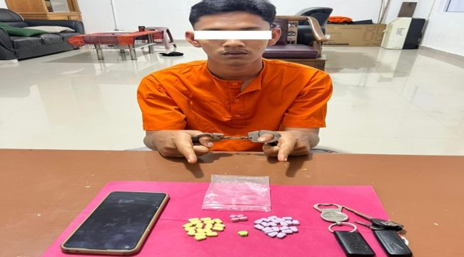 📸 Tersangka AA beserta barang bukti 42 pil ekstasi dan sejumlah barang lainnya.