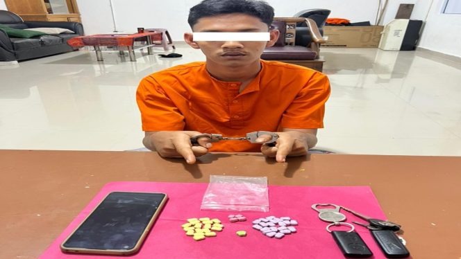 
 📸 Tersangka AA beserta barang bukti 42 pil ekstasi dan sejumlah barang lainnya.