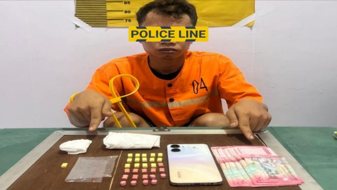 
 📸 Polisi menyita 30 butir ekstasi dari tersangka RM di Bathin Solapan, Bengkalis.