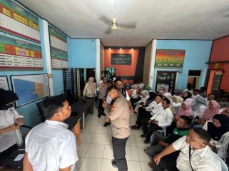 📸 Polisi melakukan tes urine mendadak kepada perangkat Desa Jangkang, Bengkalis.