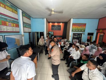 📸 Polisi melakukan tes urine mendadak kepada perangkat Desa Jangkang, Bengkalis.