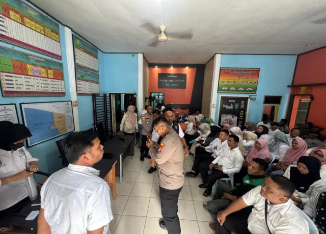 
 📸 Polisi melakukan tes urine mendadak kepada perangkat Desa Jangkang, Bengkalis.
