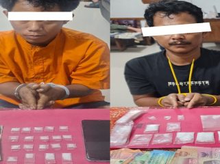 📸 Tersangka AT (kiri) dan S (kanan) saat diamankan di Polsek Mandau beserta puluhan paket sabu siap edar dan uang tunai hasil transaksi, Kamis (23/4/2026).