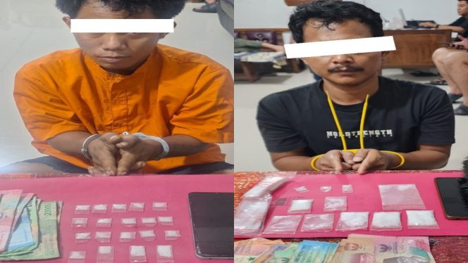 
 📸 Tersangka AT (kiri) dan S (kanan) saat diamankan di Polsek Mandau beserta puluhan paket sabu siap edar dan uang tunai hasil transaksi, Kamis (23/4/2026).