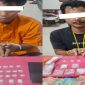 Dua tersangka pengedar sabu Bengkalis beserta barang bukti puluhan paket sabu dan uang tunai di Polsek Mandau.