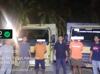 📸 Personel kepolisian mengamankan dua unit truk dan para tersangka yang tertangkap tangan melakukan modus 'kencing' sawit.