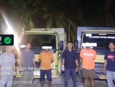 📸 Personel kepolisian mengamankan dua unit truk dan para tersangka yang tertangkap tangan melakukan modus 'kencing' sawit.