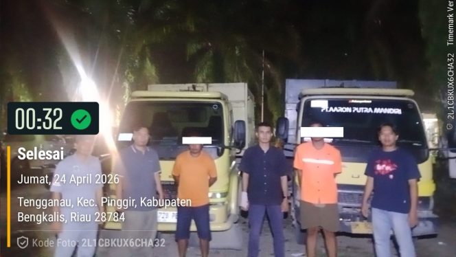 
 📸 Personel kepolisian mengamankan dua unit truk dan para tersangka yang tertangkap tangan melakukan modus 'kencing' sawit.