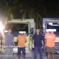 📸 Personel kepolisian mengamankan dua unit truk dan para tersangka yang tertangkap tangan melakukan modus 'kencing' sawit.