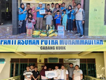 📸 Perwakilan YBM PLN menyerahkan bantuan pangan secara simbolis kepada pengurus panti asuhan di Riau. (Foto: Dok. PLN)