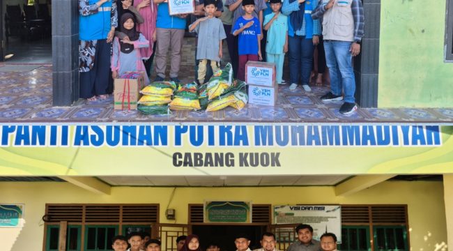 📸 Perwakilan YBM PLN menyerahkan bantuan pangan secara simbolis kepada pengurus panti asuhan di Riau. (Foto: Dok. PLN)