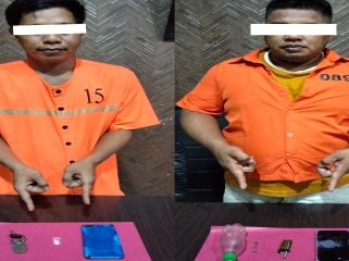 📸 Dua tersangka kasus narkotika di Bengkalis bersama barang bukti yang diamankan polisi.