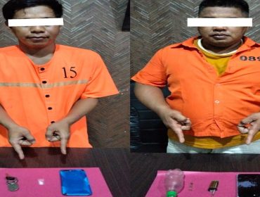 📸 Dua tersangka kasus narkotika di Bengkalis bersama barang bukti yang diamankan polisi.