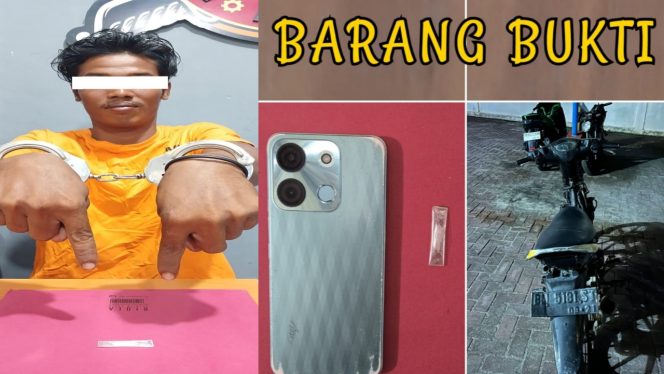 
 📸 Polsek Rupat Utara mengamankan tersangka S (23) beserta paket sabu, ponsel, dan motor Yamaha Jupiter MX.