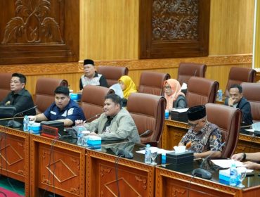 📸 Anggota DPRD Bengkalis mengikuti rapat pembahasan LKPJ 2025 yang menyoroti tekanan fiskal dan tunda bayar, di ruang paripurna, Senin lalu.