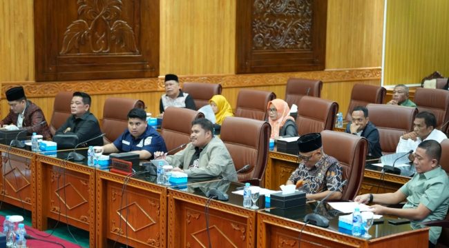 📸 Anggota DPRD Bengkalis mengikuti rapat pembahasan LKPJ 2025 yang menyoroti tekanan fiskal dan tunda bayar, di ruang paripurna, Senin lalu.