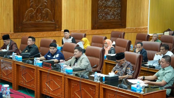 
 📸 Anggota DPRD Bengkalis mengikuti rapat pembahasan LKPJ 2025 yang menyoroti tekanan fiskal dan tunda bayar, di ruang paripurna, Senin lalu.