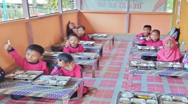 📸 Siswa KB Cahaya Kasih di Desa Sungai Alam, Bengkalis, makan bersama dalam pelaksanaan Program Makan Bergizi Gratis (MBG).