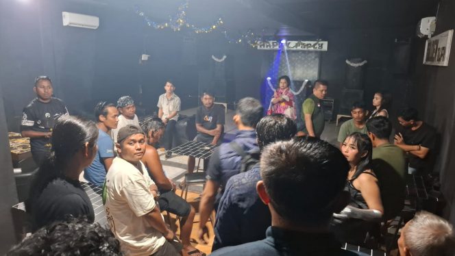 
 📸 Petugas memeriksa pengunjung dan melakukan tes urine dalam razia di sejumlah tempat hiburan malam di Bengkalis.
