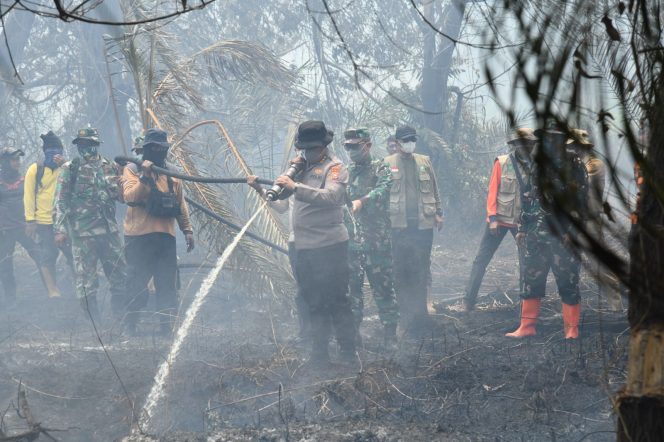 
 📸 Petugas gabungan memadamkan kebakaran lahan gambut di Desa Kembung Baru, Bengkalis, Riau, Senin (6/4/26).