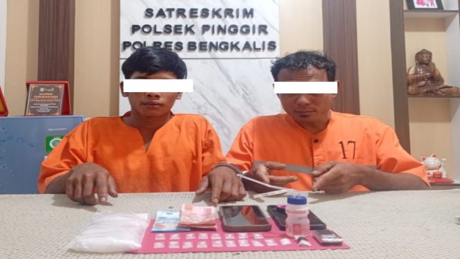 
 📸 Polsek Pinggir menyita 19 paket sabu dari dua tersangka di Talang Muandau, Bengkalis.
