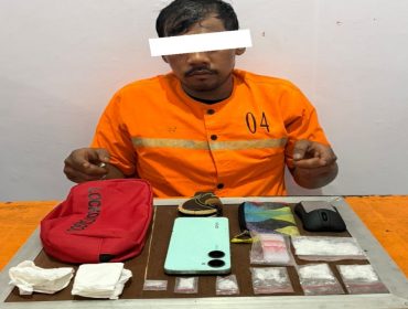 📸Tersangka S, mahasiswa di Mandau bersama barang bukti 15,87 gram sabu. 
