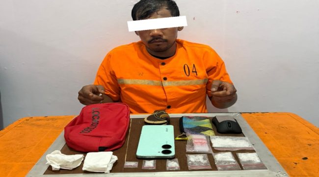 📸Tersangka S, mahasiswa di Mandau bersama barang bukti 15,87 gram sabu. 

