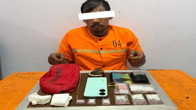 
 📸Tersangka S, mahasiswa di Mandau bersama barang bukti 15,87 gram sabu. 
