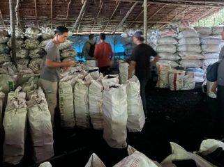 📸 Polisi menyita lebih dari 100 ton arang mangrove ilegal.