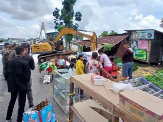 📸 Satpol PP Pekanbaru menertibkan bangunan liar di kawasan Jembatan Siak IV, Kecamatan Rumbai, Sabtu, 9 Mei 2026.