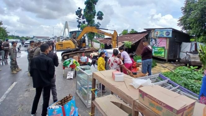 
 📸 Satpol PP Pekanbaru menertibkan bangunan liar di kawasan Jembatan Siak IV, Kecamatan Rumbai, Sabtu, 9 Mei 2026.