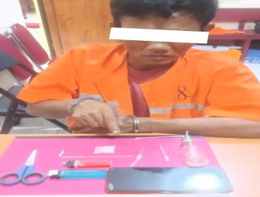 📸Tersangka HY bersama barang bukti yang diamankan polisi di Siak Kecil.