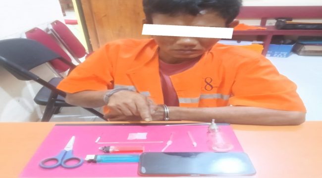📸Tersangka HY bersama barang bukti yang diamankan polisi di Siak Kecil.