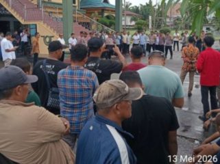 📸 Mahasiswa GMNI melanjutkan aksi demonstrasi di depan DPRD Bengkalis setelah menolak forum hearing terkait kelangkaan BBM, Rabu, 13 Mei 2026.