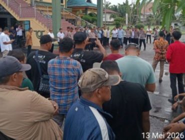 📸 Mahasiswa GMNI melanjutkan aksi demonstrasi di depan DPRD Bengkalis setelah menolak forum hearing terkait kelangkaan BBM, Rabu, 13 Mei 2026.