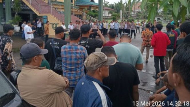 
 📸 Mahasiswa GMNI melanjutkan aksi demonstrasi di depan DPRD Bengkalis setelah menolak forum hearing terkait kelangkaan BBM, Rabu, 13 Mei 2026.
