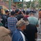 Mahasiswa GMNI berorasi di halaman DPRD Bengkalis saat aksi protes kelangkaan BBM.