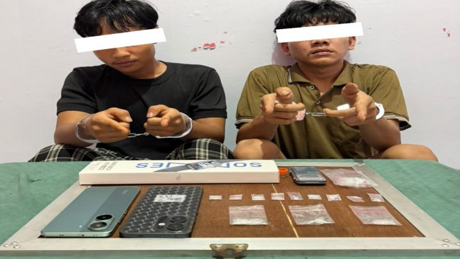 
 📸 Polres Bengkalis mengamankan dua tersangka  berinisial M.N, 23 tahun  dan M.Z.S, 20 tahun bersama barang bukti.