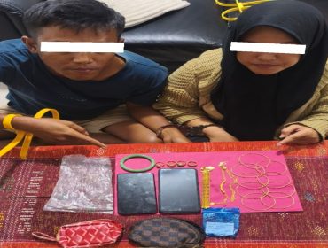 ๐ธ Dua tersangka bersama barang bukti perhiasan emas yang diamankan dalam kasus perampokan Rp600 juta di Bengkalis.