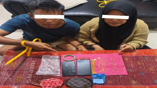 
 📸 Dua tersangka bersama barang bukti perhiasan emas yang diamankan dalam kasus perampokan Rp600 juta di Bengkalis.