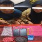 📸 Dua tersangka bersama barang bukti perhiasan emas yang diamankan dalam kasus perampokan Rp600 juta di Bengkalis.