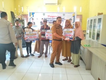 Pj Kades Sungai Barang Budiman SE MM saat menyerahkan BLT DD kepada sejumlah KPM