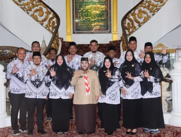 📸 Bupati Bengkalis Kasmarni foto bersama jajaran PGRI Kabupaten Bengkalis di Wisma Daerah Bengkalis, Selasa, 12 Mei 2026.