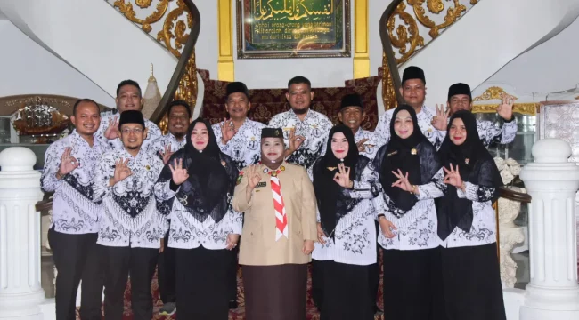 📸 Bupati Bengkalis Kasmarni foto bersama jajaran PGRI Kabupaten Bengkalis di Wisma Daerah Bengkalis, Selasa, 12 Mei 2026.