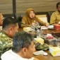 Bupati Siak Afni Zulkifli saat membahas gangguan distribusi BBM di wilayah Siak bersama Forkopimda.