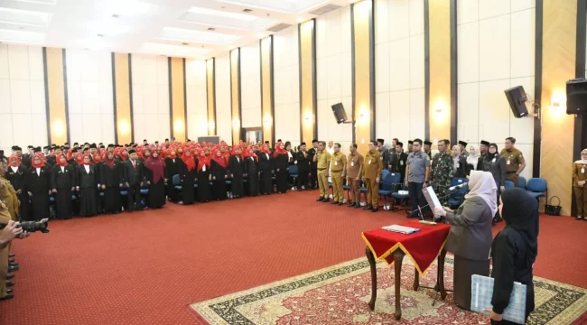 📸 Bupati Bengkalis Kasmarni melantik 215 kepala sekolah di Ruang Pertemuan Dang Merdu, Senin, 8 Juni 2026.